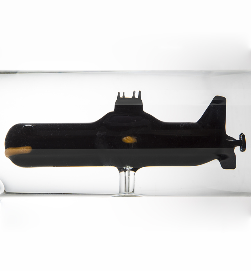 Подарочный набор с бутылкой с подводной лодкой "Акула" внутри